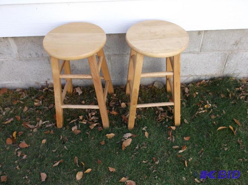 lot 7 image: Lot with 2 solid wood stools measuring 23&quo...