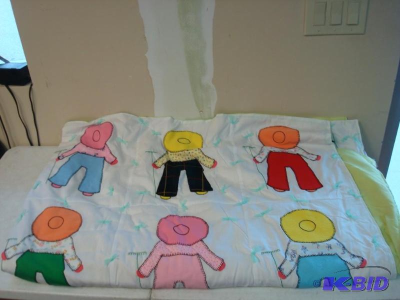 lot 103 image: Large Quilt, Good Condition, Looks Unused...