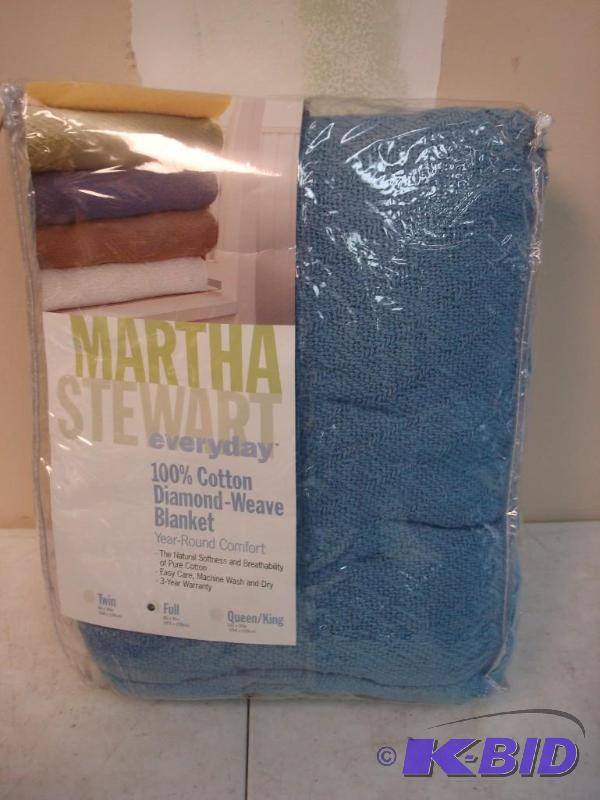lot 126 image: Martha Stewart Full Size Cotton Blanket...