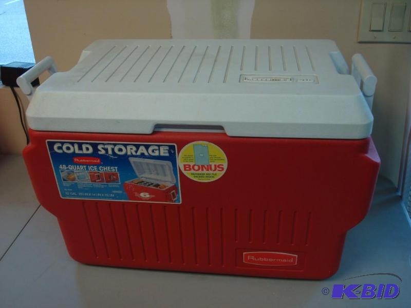 lot 147 image: Rubbermaid Cooler...