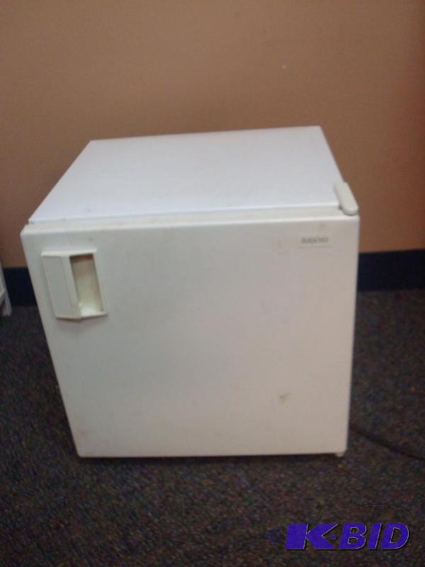 lot 17 image: Small Used Mini Fridge, Works Fine...