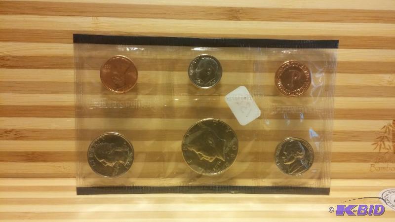 1990 PHILADELPHIA MINT COIN SET...