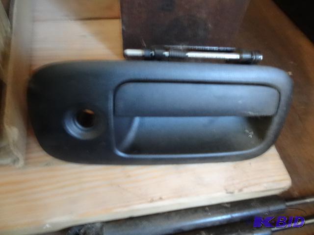 lot 121 image: GM 25942272 R Hand Door Handle....
