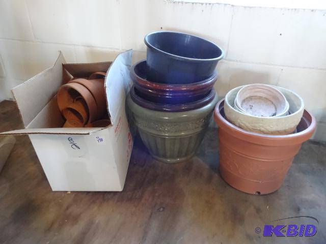 lot 170 image: Misc Ceramic and Plastic Flower Pots....
