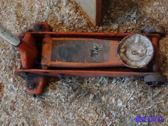 lot 187 image: 2 14 ton Floor Jack...