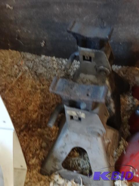 lot 208 image: 3 Ton Jack Stands Qty 2...
