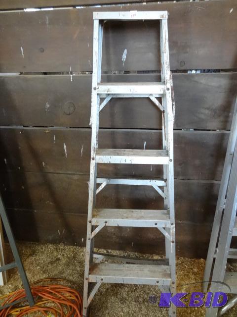 lot 226 image: 5 Aluminum Step ladder...