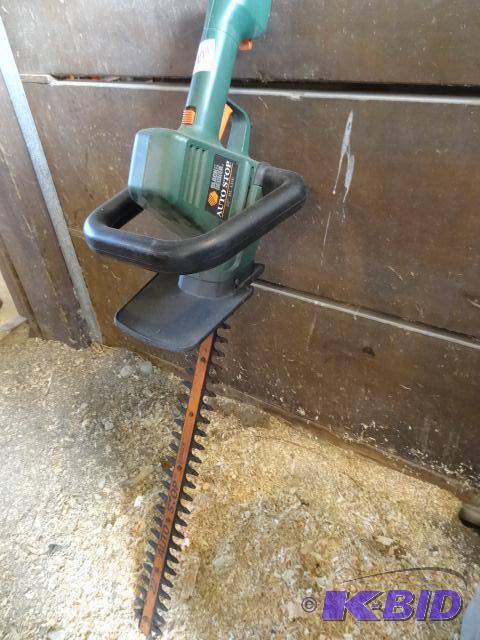 lot 274 image: Black and Decker Auto Shop 22" Hedge Tri...