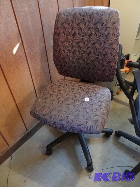 lot 288 image: Office Chair on Wheels...