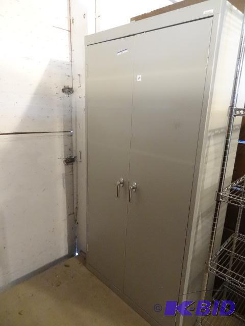 lot 289 image: Sandusky Metal 2 Door Cabinet 36 X 18 X 72. 3...