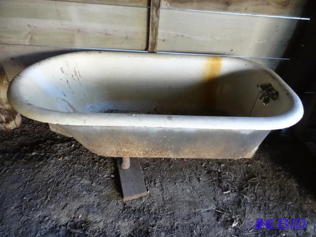 lot 316 image: Vintage Cast Iron Tub with Claw Feet...