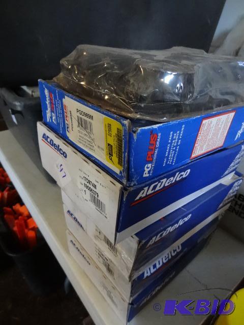 lot 47 image: AC Delco # 89056379 Brake pads For Chevy truc...