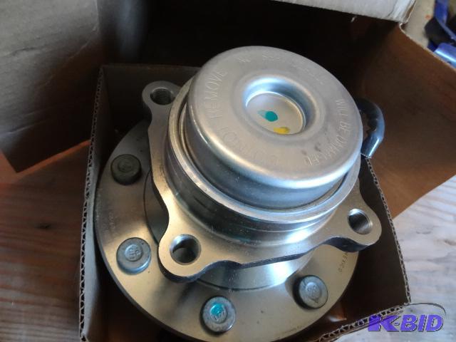 lot 87 image: GM # 25840786 Wheel Hub...