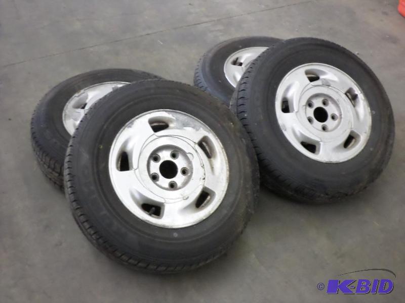 lot 104 image: (4) Kumho Solus KR21 P2057515 Tires On 4-Lu...