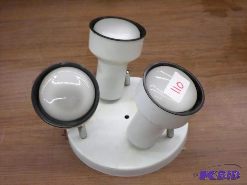 lot 110 image: 3-Light 120Volt Light Fixture...