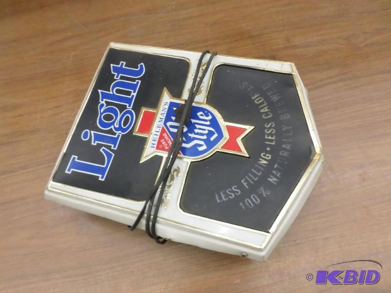 lot 115 image: Old Style Lighted Beer Light...