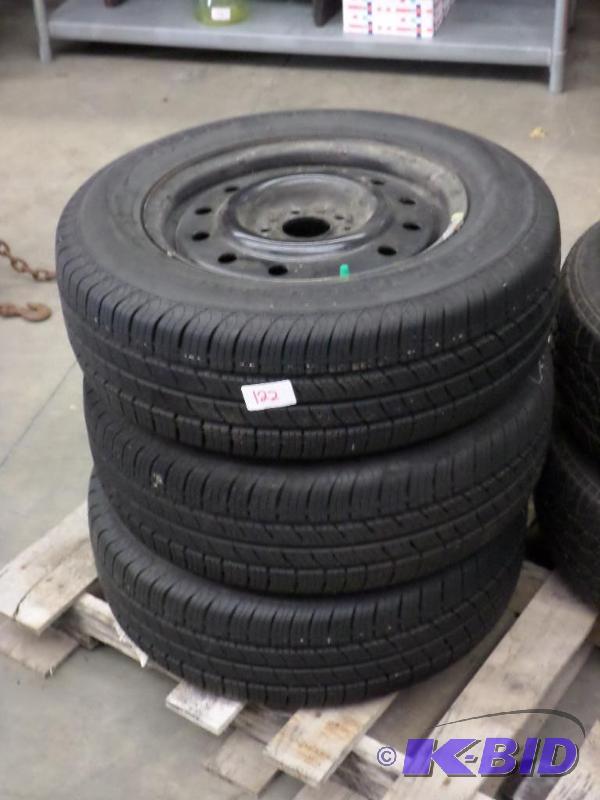lot 122 image: (3) BF Goodrich P2056515 Tires On Ford Taur...