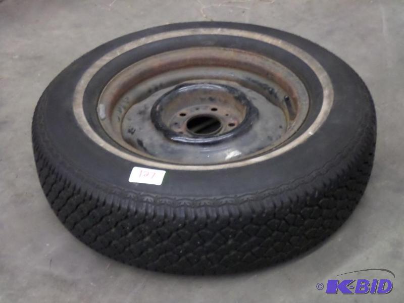 lot 127 image: (1) P2057515 Tire...