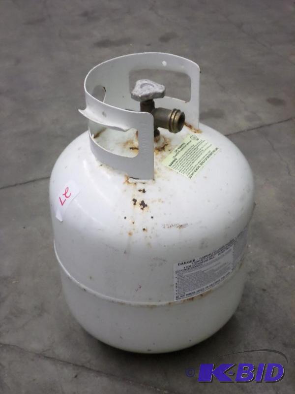 lot 27 image: 20# LP Tank...
