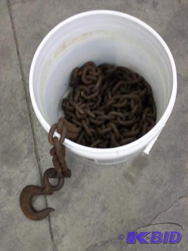 lot 36 image: Bucket With Lengthy Heavy Duty Log Chain...