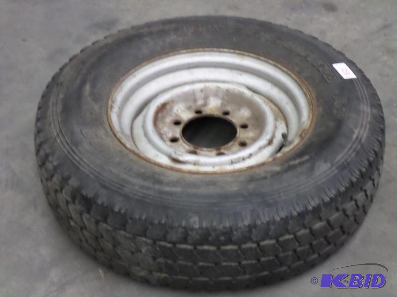 lot 50 image: (1) Kumho LT2157516 Tire On Ford 8-Lug Stee...