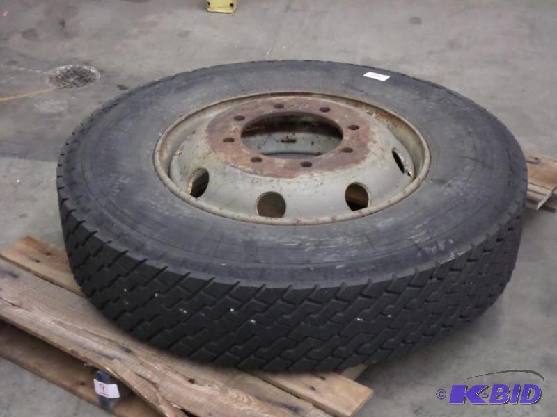 lot 9 image: Michelin 10R22.5 Tire On 8-Lug Steel rim...