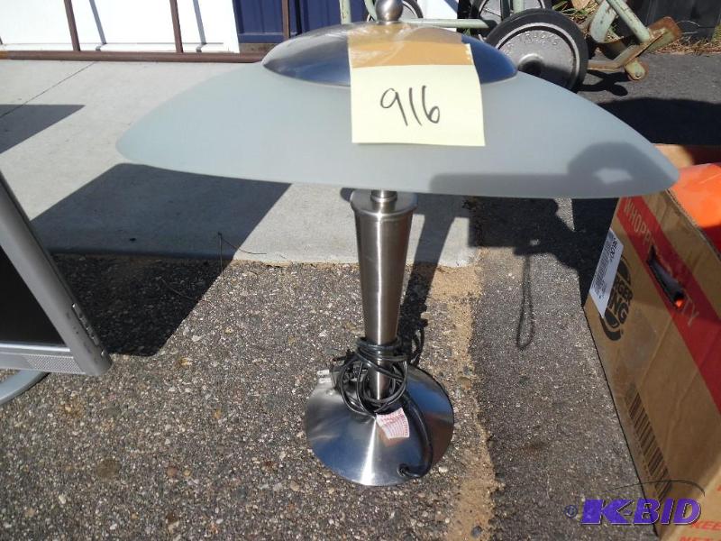 lot 122 image: Desk Lamp
