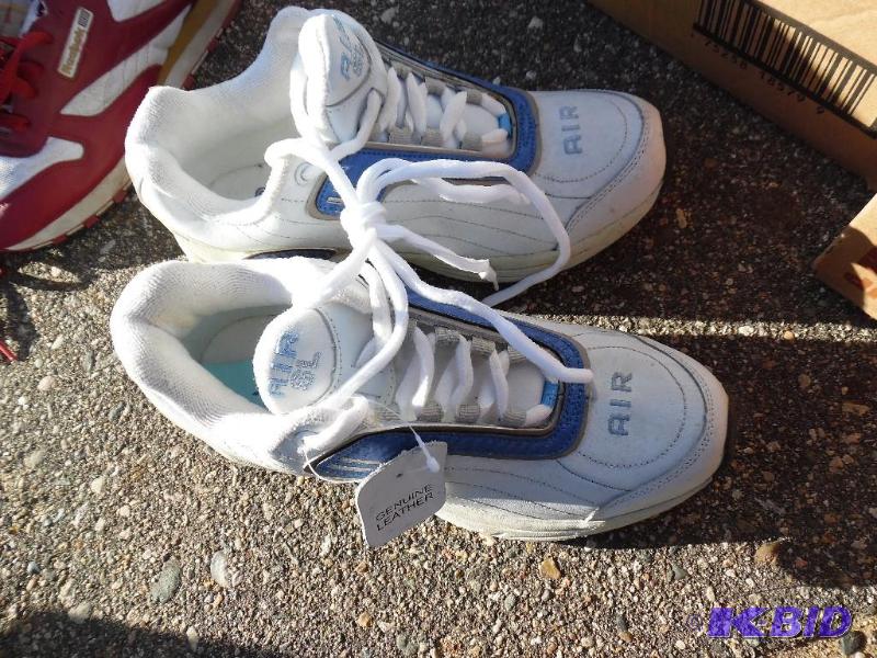 lot 172 image: Shoes