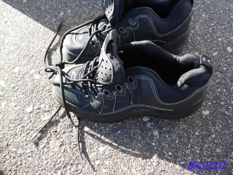 lot 173 image: Shoes