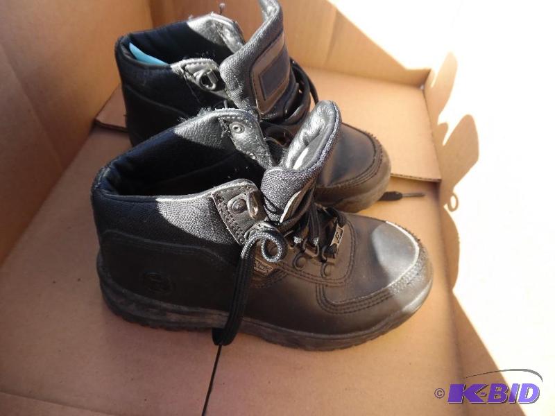 lot 174 image: Shoes
