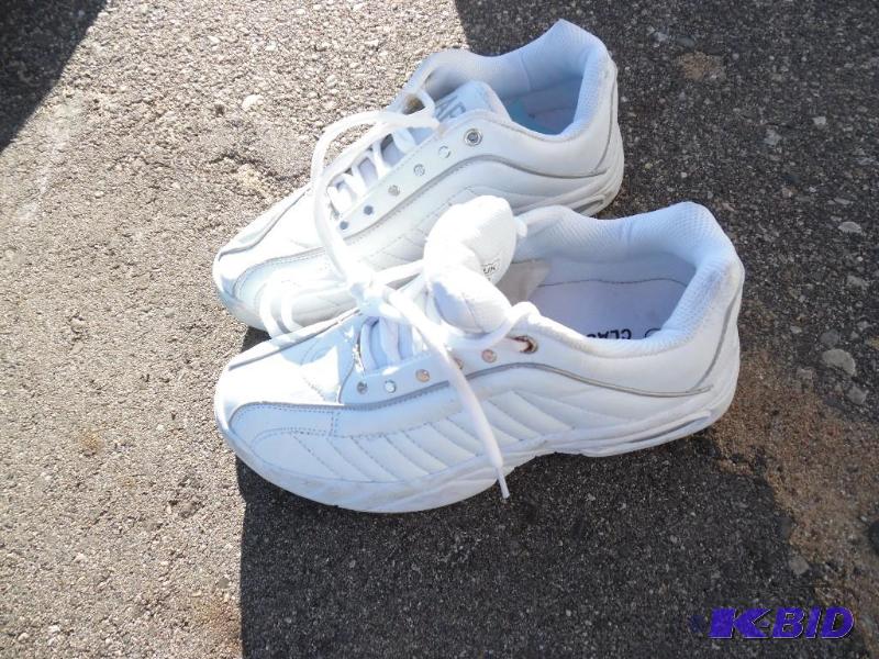 lot 175 image: Shoes