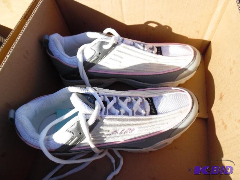 lot 177 image: Shoes