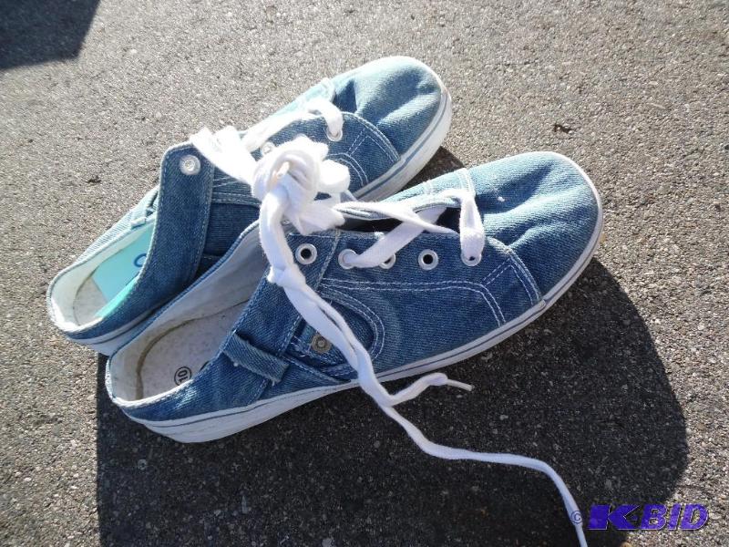 lot 182 image: Shoes