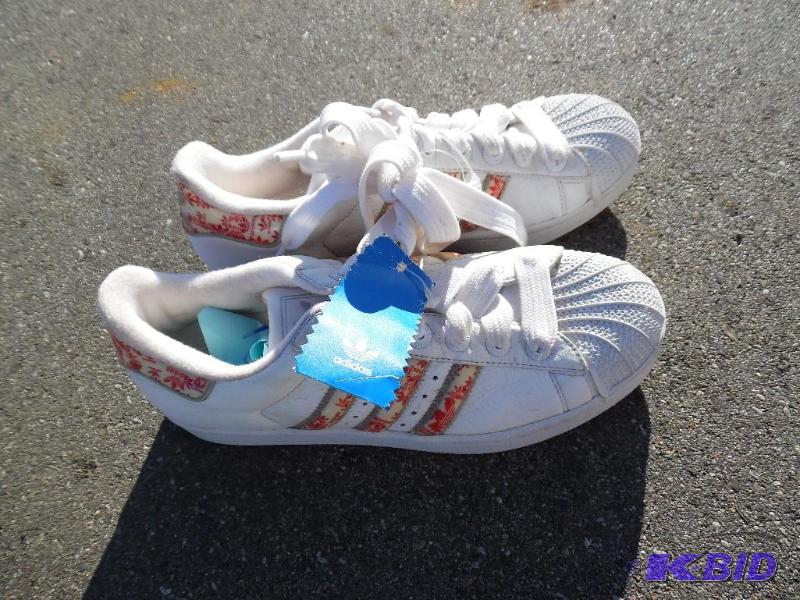 lot 188 image: Shoes