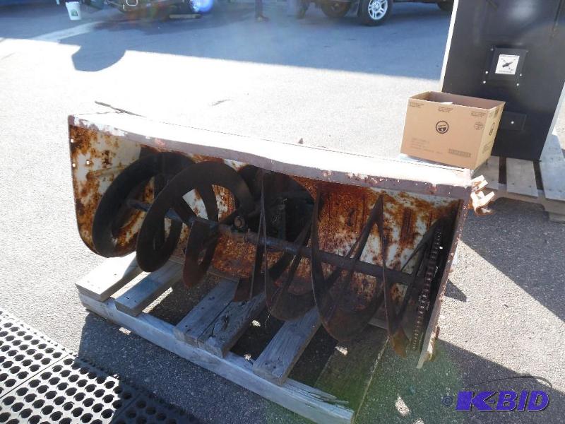 lot 19 image: Snow Thrower