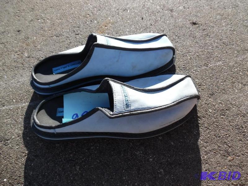 lot 193 image: Shoes