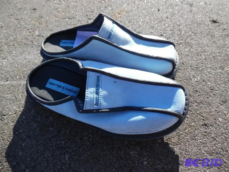 lot 194 image: Shoes