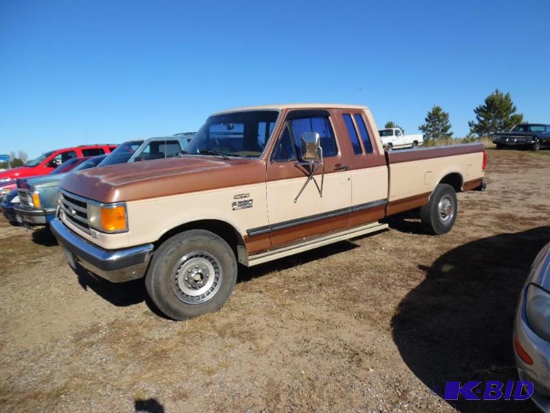 lot 2 image: 1990 Ford Truck
