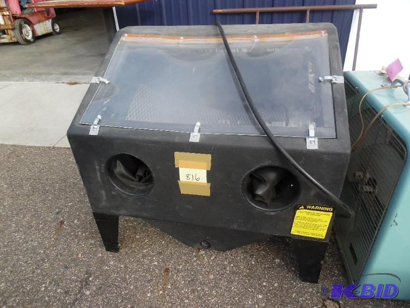 lot 22 image: Sandblasting Cabinet