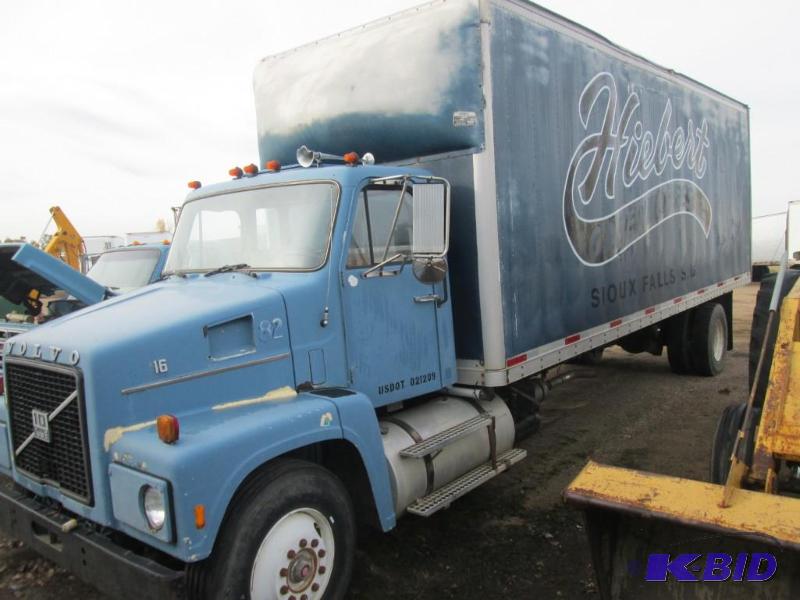 lot 1 image: 1982 Volvo Box Truck