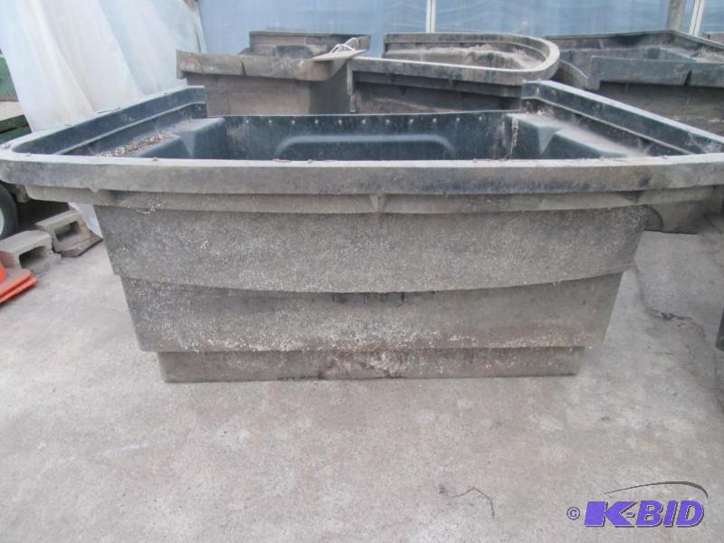 lot 20 image: Soil BinTrough