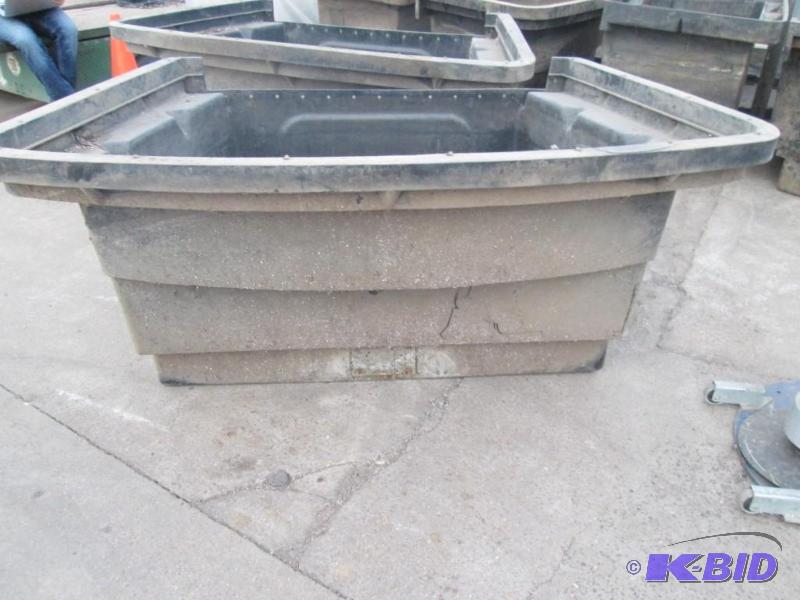 lot 21 image: Soil BinTrough