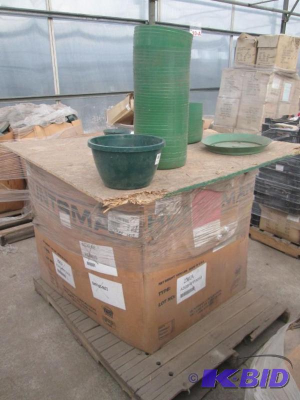 lot 30 image: 8 Green Flower Pot Bottoms