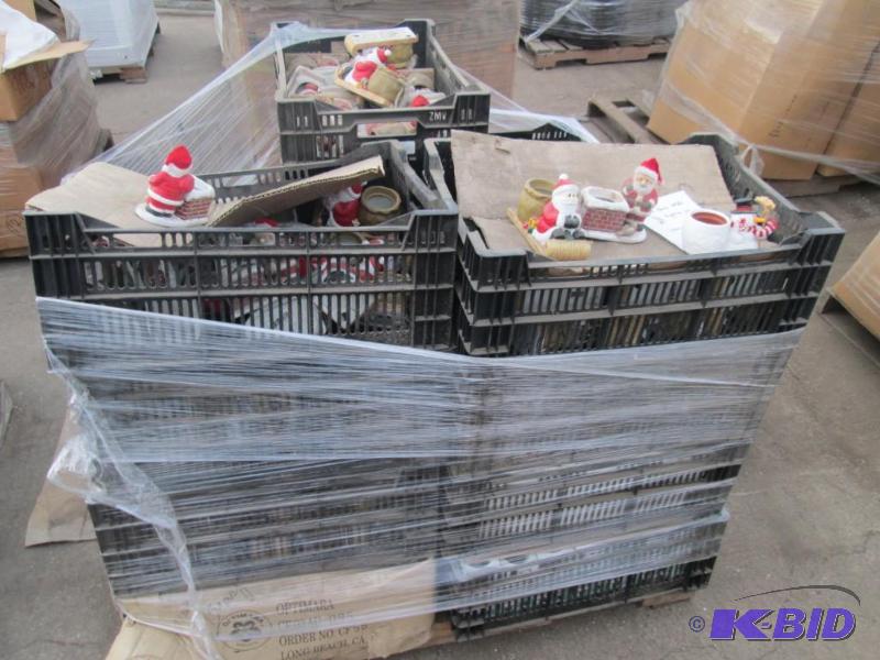 lot 32 image: Santa and Snowmen Decoration Vases