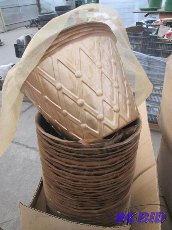 lot 37 image: 9 Gold Speed Covers w Liner