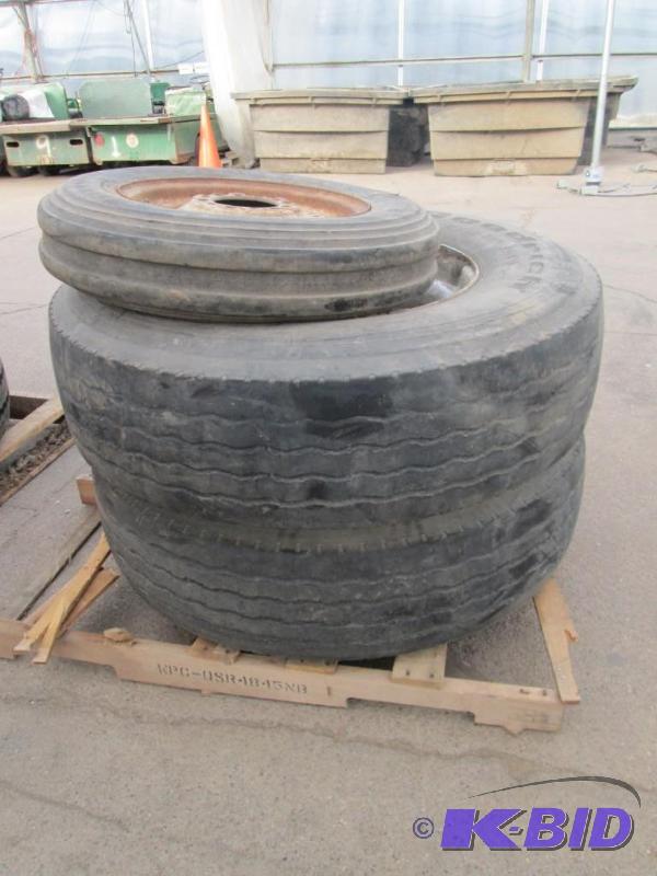 lot 63 image: Pallet of 3 Tires