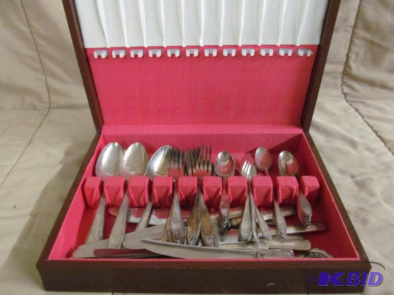 lot 205 image: Silverware Box