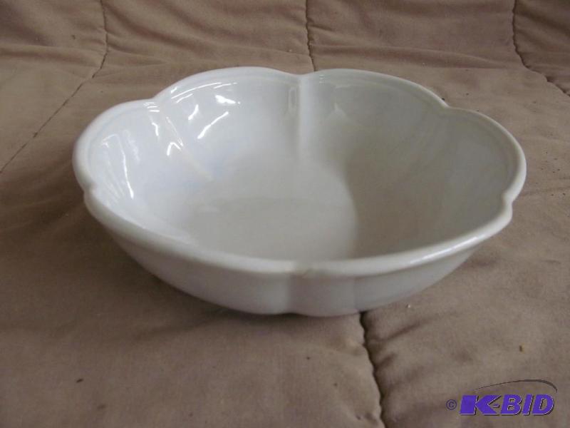 lot 43 image: Bowl