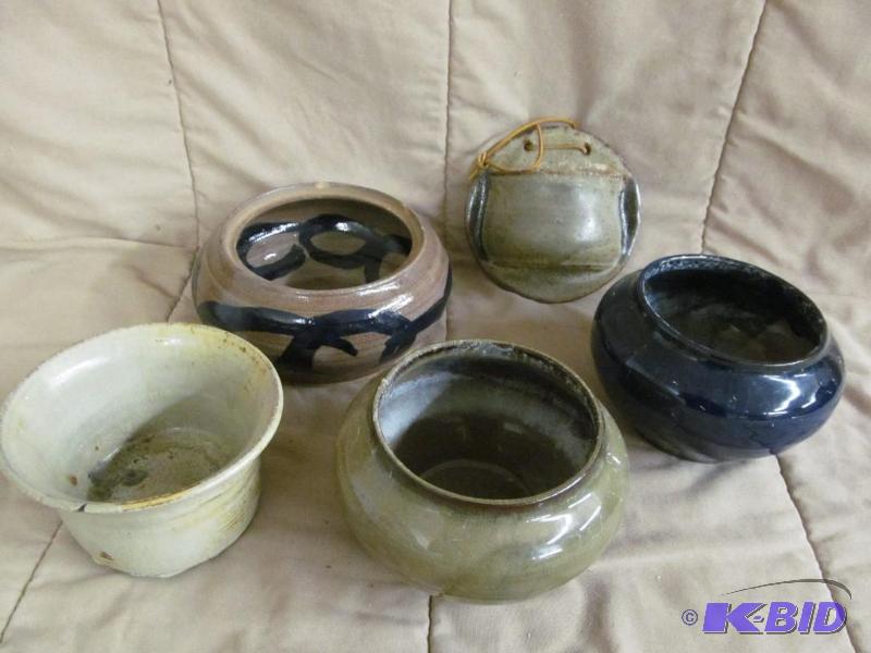 lot 7 image: Pottery
