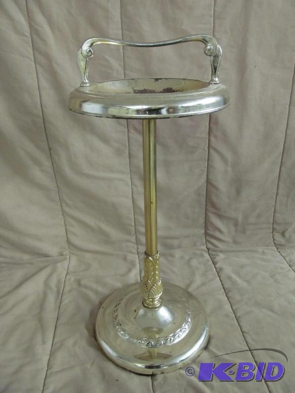 lot 74 image: Stand
